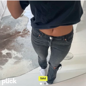 lågmidjade gråa jeans - säljer mina lågmidjade gråa jeans som jag köpte av en annan plick säljare men tyvärr passade inte mig! Jag köpte dem för 660! Dem är långa i benen! Kolla även min sida för 2 plagg= fri frakt!!