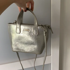 Väska - Liten väska ifrån Don Donna. Använt ett par gånger💓