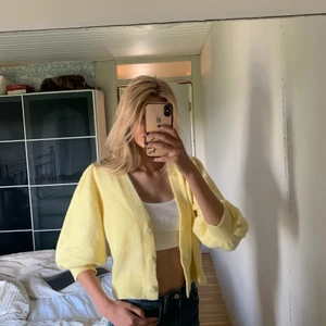 Somrig kofta  - Säljer denna nästan oanvända  koftan pga flytt. Frakt tillkommer 💞