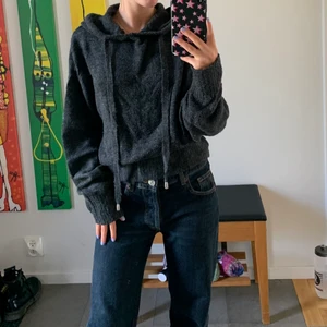 Stickad hoodie - Säljer denna trendiga stickade hoodien från hm! Den är använd men ändå fint skick💚 skriv om ni vill ha fler bilder!