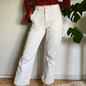 carrie denim jeans  - Vita weekday jeans i modellen Carrie denim jeans. Storlek 34 och rak passform. Superbra skick och bara använda fåtal gånger!  Byxorna är uppvikta så de går egentligen ner till hälarna på mig som är ca 162 cm. Skriv för fler bilder eller frågor!