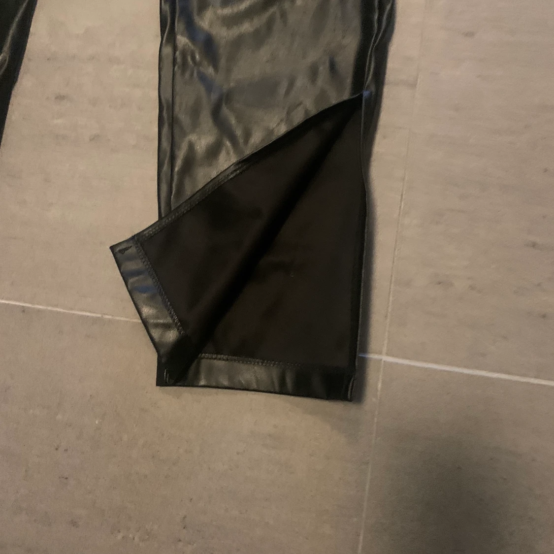 Svarta skinnbyxor med slits - 91