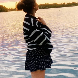 Kjol - Jag säljer min fina fina älskade kjol från Zara. Knappt använd pgr av att jag har två likadana ( jätte fint skik ) . Storlek S och passar super fint till strumpbyxor nu i höst. Tacksam om du är intresserad. Skriv privat ❤️ ( SÄLJER IGEN FÖR KÖPAREN ÅNGRADE SIG VID SISSTA SEKUND )