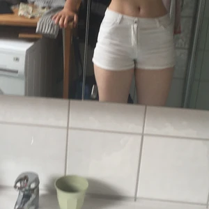 Vita shorts  - Coola shorts med fina detaljer! Säljer då de har blivit lite små för mig. Skulle säga att de passar en xxs eller en xs. Köparen står för frakt 