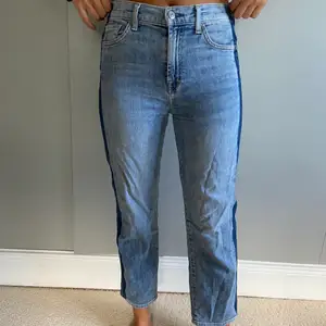 ett par riktigt snygga 7 of all mankind jeans med en mörkare blå rand på sidorna! 