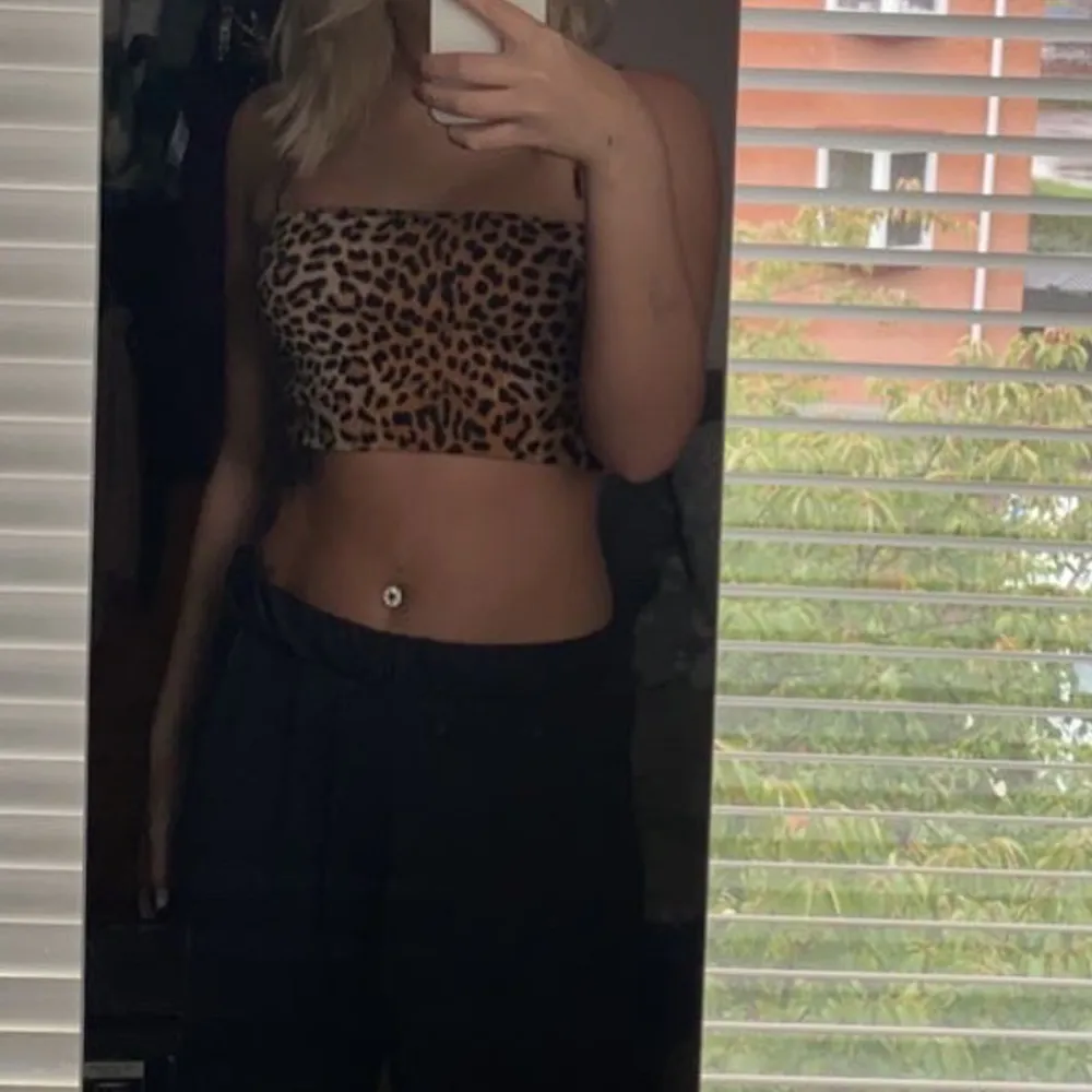 Leopard linne från Gina tricot, uppvikt på bilderna så de är egentligen under naveln på mig! . Toppar.