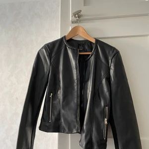 Skinnjacka  - Säljer den snygga skinnjacka från zara. Nästa oanvänd. 