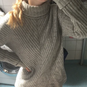 Mysig polotröja  - Superfin och jättemysig polotröja, passar perfekt nu till hösten! Så skön och varm att ha på sig ❤️ köparen står för frakten. Skulle säga att den passar xs-L 