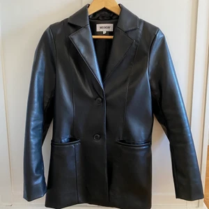 Jacka/blazer från Weekday  - Jättefin läderimiterad jacka/blazer från Weekday. Säljer pga av att den tyvärr inte kommer till användning. Väldigt fint skick 💞