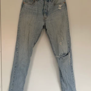 Levis 501 jeans  - Sparsamt använda Levis 501. Gillar dem massor men kan tyvärr inte använda pga fel storlek. Nypris 1099kr. W28 L30