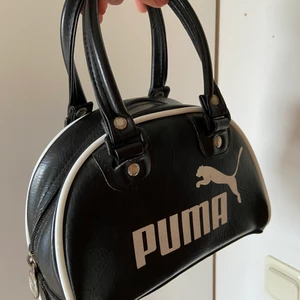 PUMA väska - Säljer denna y2k väska ifrån puma som är vintage!💕🤩