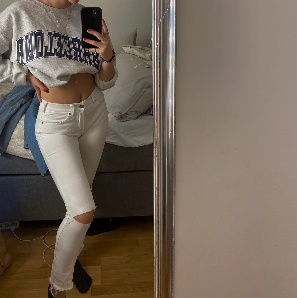 Vita jeans med hål i knäna - 90