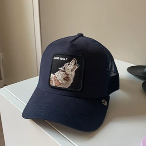 Keps  - Säljer min marinblåa keps från goorin bros!! Köpte för ungefär 1 månad sen på hatstore och har endast testat den! Köparen står för frakt 💕💕