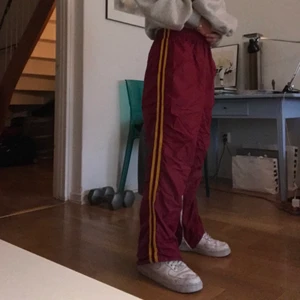 Champion Träningbyxor  - Champion byxor använda fåtal gånger. Bra skick och väldigt sköna. Nypris 500kr. Kan budas