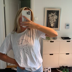 T-shirt från NAKD - Super fin t-shirt från NAKD med snyggt tryck! Finns ej att köpa och är ostruken på bilden🤍