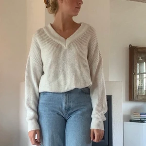 Vit stickad tröja - Snyggt V-ringd vit stickad tröja från Gina tricot. Att anmärka på är att den är använt skick vilket syns, ganska nopprig. Hör av dig om du har frågor eller vill ha fler bilder!!💞 Fri frakt🤩 