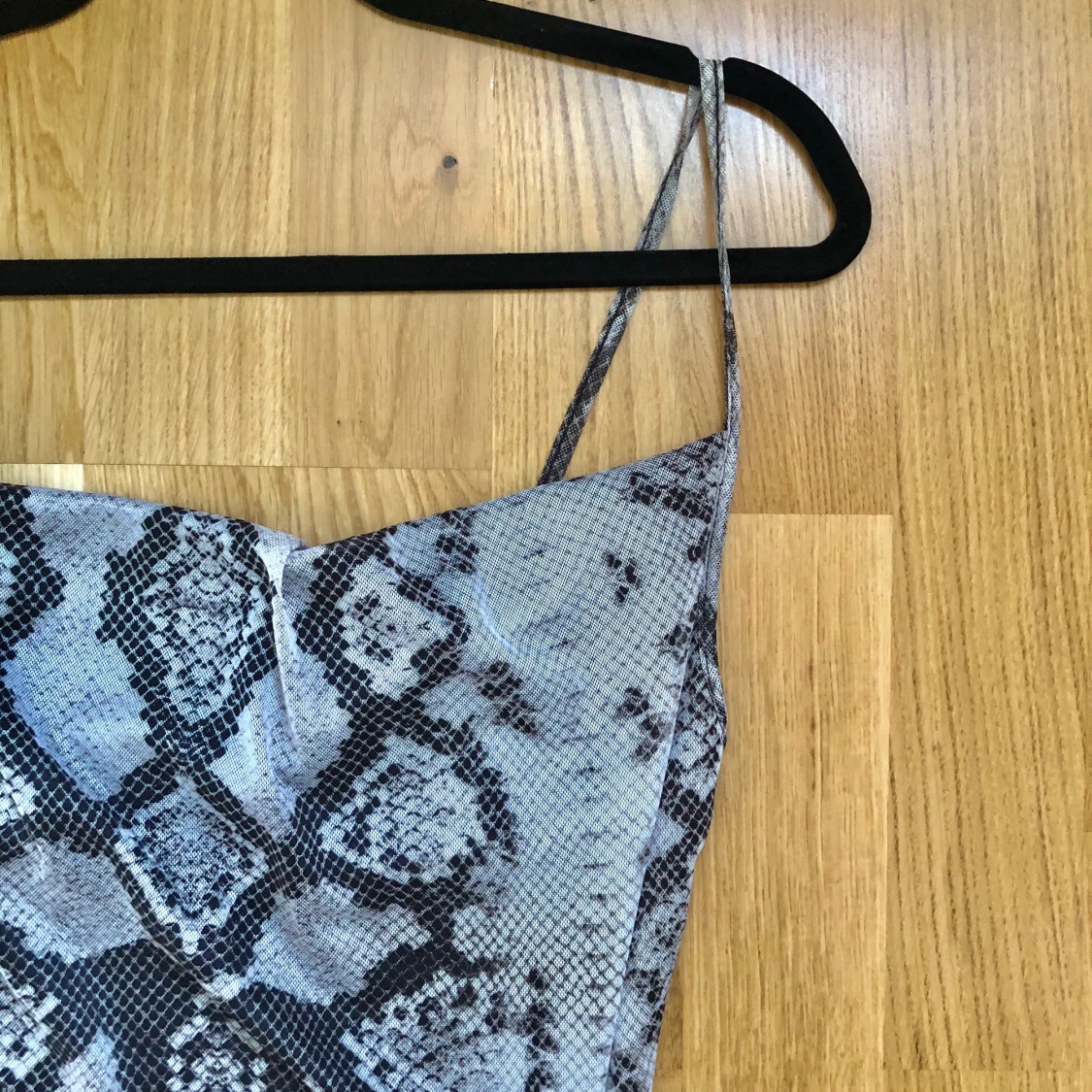 SNAKE PRINT KLÄNNING - 90