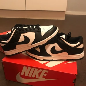 Nike SB Dunk Low Black & White Panda - Säljer ett par Nike SB Dunk Black & White Panda i storlek EU 37.5 |  100% äkta, köpt från butik har kvitto    Kan frakta runt hela Sverige eller mötas i Stockholm  pris: börjas buda från 1599kr DM för fler bilder