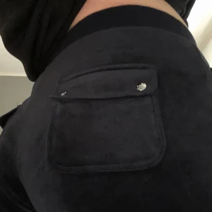 Juicy byxor svart - Säljer mina juicy byxor eftersom jag ej får någon användning av dom. Passar storlek s/m bud e på 340💗