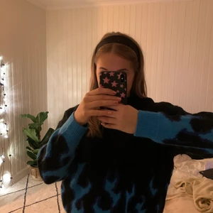 Tröja - En populär tröja som inte är använd alls mycket, så säljer den för att den inte riktigt kommit till användning! Den är i jättebra skick och i storlek S, hör av dig vid intresse💙💙