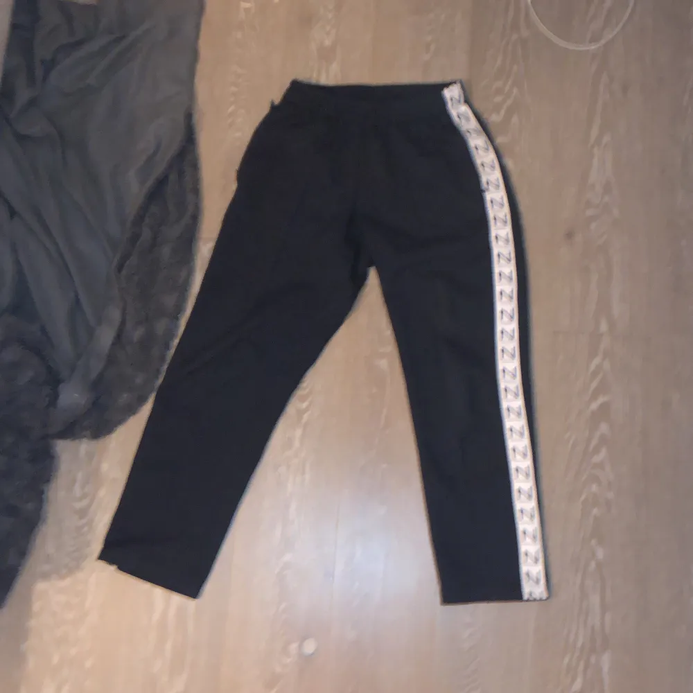 Hej säljer ett par new black byxor straight lägg skitsnygga skicka ett är åtta av tio köptes för 1600 säljer för att jag har växt ur st s . Jeans & Byxor.