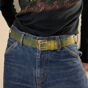 Neon gul vintage y2k plast bälte glitter - Neon gult vintage genomskinligt glittrigt grommet bälte 🪲  Detta bältet är perfekt för att spicea upp en outfit och ge den mer färg och detaljer med det tvådelade spännet och glittret! En svart baby tee och ett par jeans och sen detta bältet gör den fetaste y2k outfiten! Bältet är 3 cm brett och 79 cm långt!