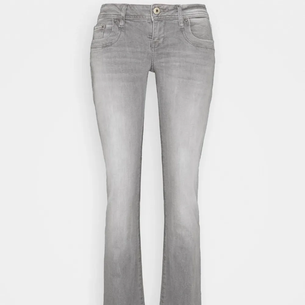 Sjukt snygga lågmidjadr jeans köpta från Zalando, knappt använda! Säljer pga att de inte är min stil längre. Jeans & Byxor.