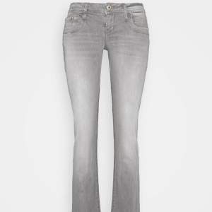 Sjukt snygga lågmidjadr jeans köpta från Zalando, knappt använda! Säljer pga att de inte är min stil längre