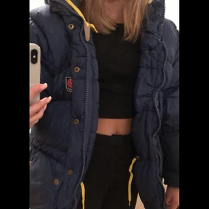 Fjällräven Jacka - Jag säljer denna fina fjällräven jackan i mörkblå då den inte sitter så som jag vill på mig. Jag kan även tänka mig byta mot en i XXS svart eller blå ❤️ Jag är 163 och har storleken XXS i det mesta så jag tror den här passar på nån med S-M 💕💕 Buda i kommentarerna 🥰🥰 (den har en lagning i armen!) HÖGSTA BUD 4120kr ❤️