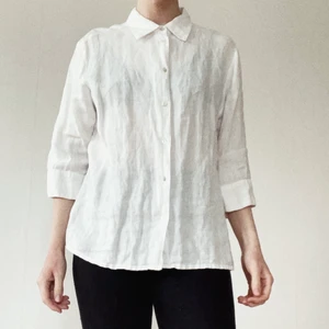 Linneskjorta från H&M - 100% linne. Bra skick. Jag på bilden är en XS för referens.