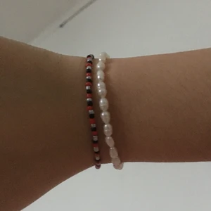 armband - säljer dessa armband av små pärlor ❤️‍🔥❤️‍🔥 justerbar 💘 alla armband på bilden säljs, kontakta vid intresse!
