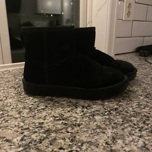 Uggs - Ett par ”uggs” som är så extremt sköna och är jätte gosiga på vintern💕 dem är i relativt fint skick💕 i storlek 37, men skulle även passa 38!!💕 (skorna är lite smutsiga nu men tvättas såklart innan jag skickar iväg dem)💕