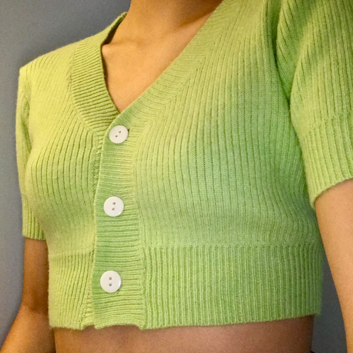 ljusgrön top med vita knappar i strl S