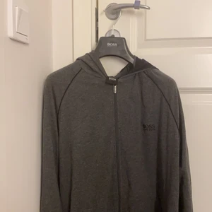 Hugo boss  - Grå Hugo boss kofta storlek M ni får betala frakten nypris: 1400 säljer för 550 kr inga fläckar eller märken.