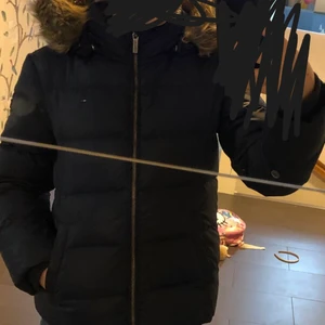 Jacka - Jättefin vinterjacka, Bra skick, köpte den för 1 899 men säljer för 1 350, litet sår i jackan som är sytt, använt ca 10-12 gånger förra året, storlek 152 (S) på jackan, Tommy Hilfiger märke och passar alla köner. Pris kan diskuteras.