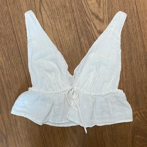 Söt topp! - (Publicerar plagget på nytt pga oseriös köpare!!) Säljer denna fina vita topp! Den är använd någon fåtal gång så den är i som nyskick💕 ENDAST seriösa budare!! Har av er vid frågor och funderingar 