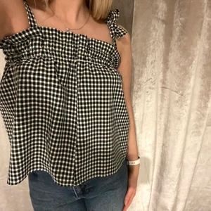 Linne - Ett rutigt linne i fint skick, går att justera banden