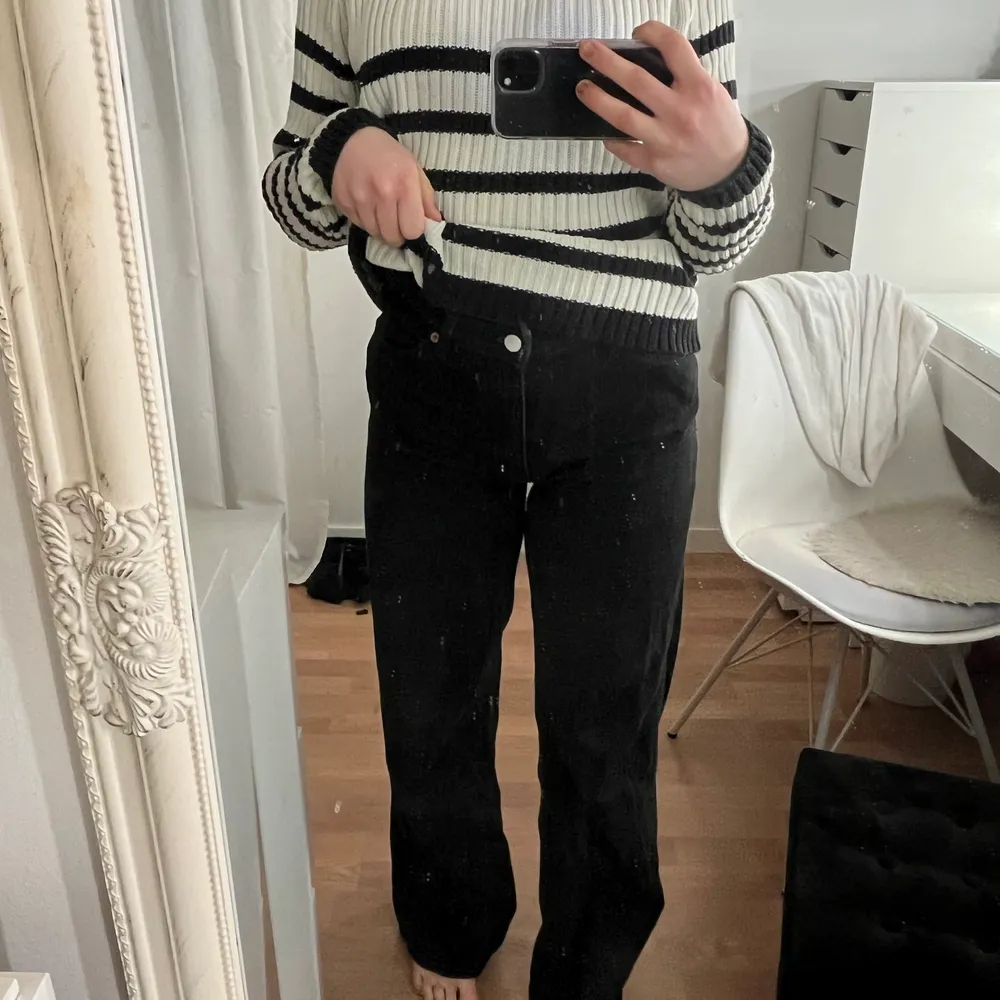 Fina vanliga svarta jeans från Monki i modellen Yoko!💓 Lite för stora för mig därav säljer jag dom💓. Jeans & Byxor.