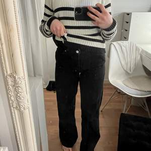Fina vanliga svarta jeans från Monki i modellen Yoko!💓 Lite för stora för mig därav säljer jag dom💓