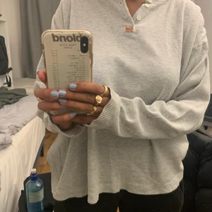 En vanlig grå långärmad tröja. - En jätte fin grå randig långärmad tröja, säljer pga ingen användning, inte så använd så skulle säga att den är bra skick! Sitter jätte bekvämt och ganska löst på mig som vanligtvis är M!💕 Säljer för 60 kr + frakt!