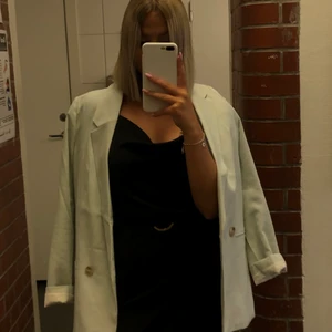 Mintgrön Kavaj - Säljer denna overzised kavaj från H&M, den är så snygg   men kommer tyvärr inte till användning hos mig. Det är storlek xs, men den är overzised så passar även S