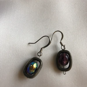 Handgjorda örhängen - Handgjorda örhängen i metall och facettslipade lila, regnbågsskimrande, glaspärlor. Aldrig använda.