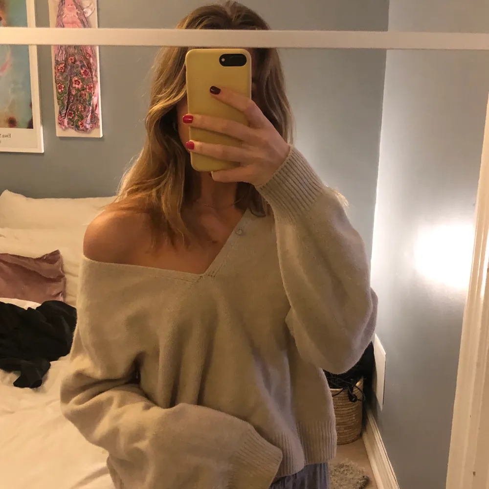 Säljer denna fina tröja från H&m som är varm och kan bäras off shoulder och vanligt. Storlek L  Sitter oversize. Inköpt för 499kr på H&m för cirka ett år sedan. Fint skick💘💘. Stickat.