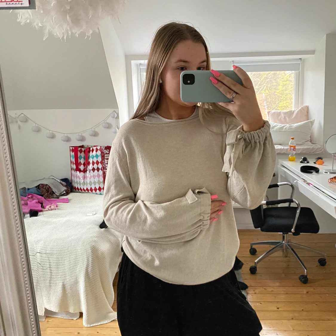 Tröja med knytning i armarna