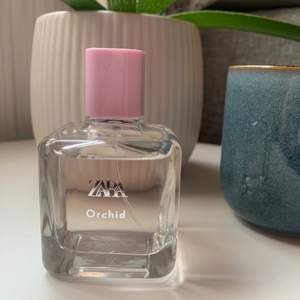 Parfym från ZARA, Orchid 100ml EDP . Använd få gånger. Ska vara en dupe för Victoria Seacret bombshell parfym.