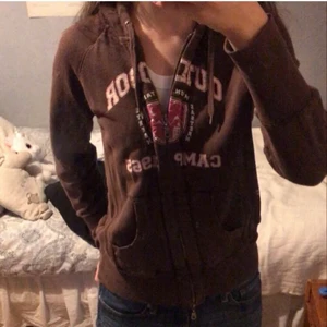 Brun kofta  - (KOFTAN FINNS KVAR).                                                Så fin brun kofta ifrån märket Fresh Spirit! Endast använd 1 gång och är i bra skick! Jätte fin brun färg med rosa tryck💗 Köparen betalar frakt❤️‍🔥 Buda med minst 5kr❣️ LÄGGER UT IGEN PGA OSERIÖS KÖPARE.