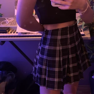 Rutig kjol från hm  - har använt den två gånger och tröttnat på den så använder it den längre. Sitter bra i midjan och inget fel alls. 