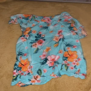 Sommar tröja  - :) vene vad jag ska skriva