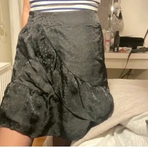 Kjol med stjärnor  - Så fin kjol med stjärnor😍! Knappt använd, Köparen står för frakten 