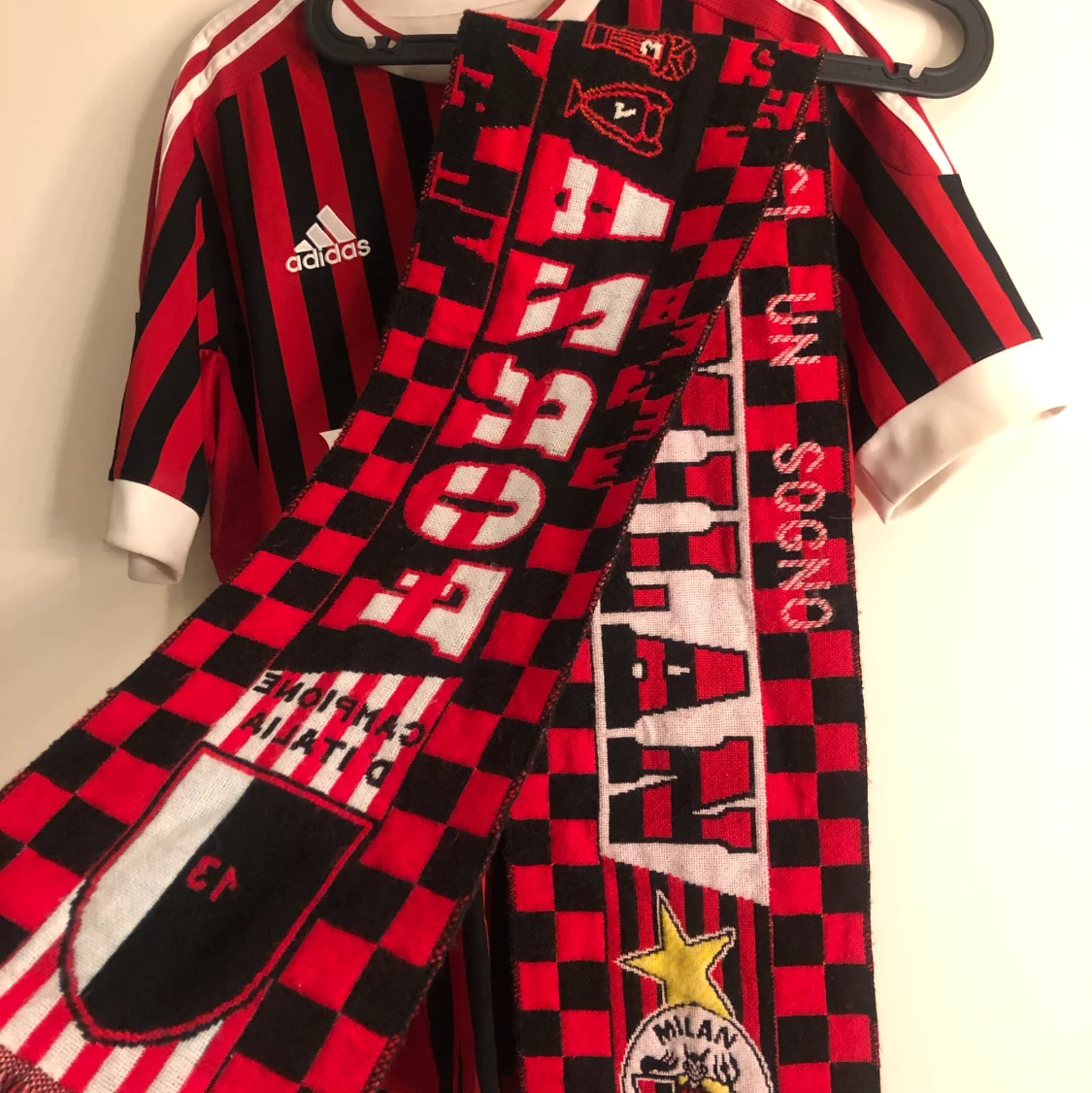 Äkta Milan Tshirt med autograf + halsduk